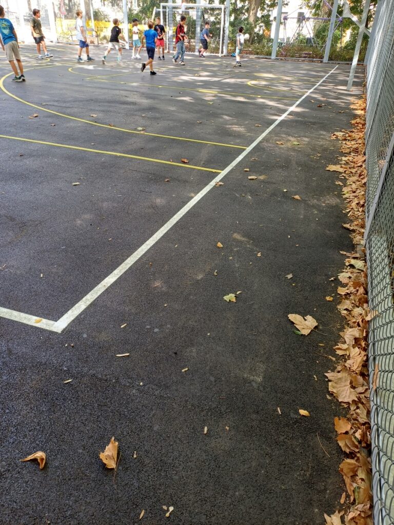 Der schon etwas desolate Belag im beliebten Ballsportkäfig wurde erneuert. ©BV18