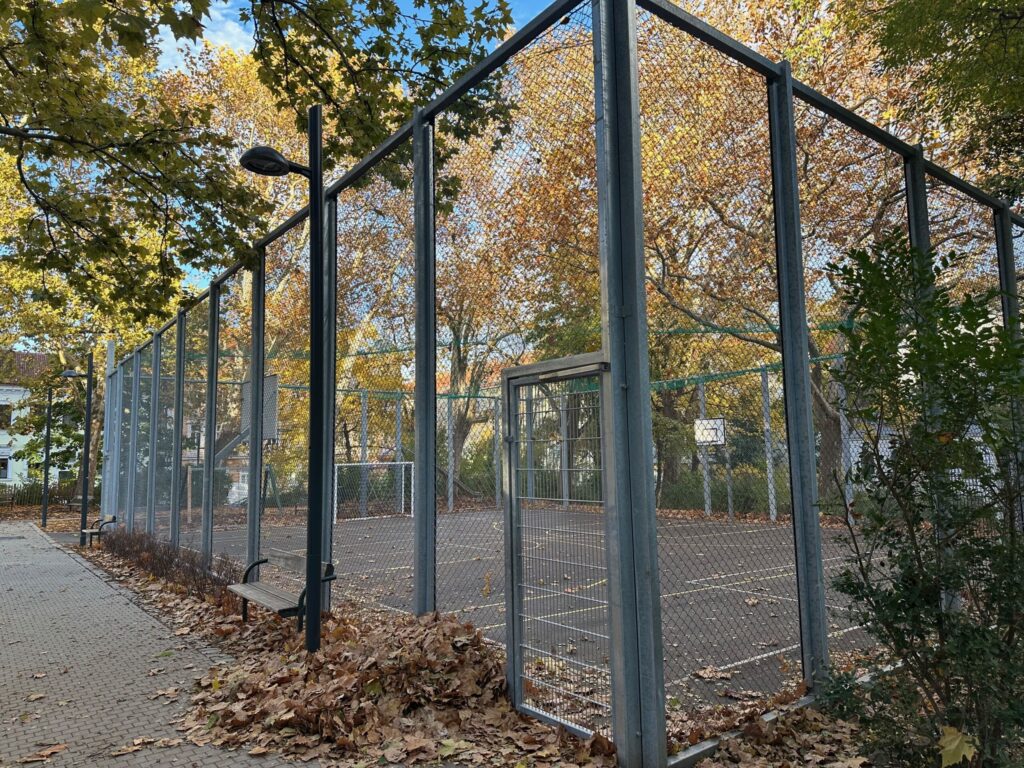 Der neue Ballspielkäfig im Albert Dub Park am Bischof Faber Platz