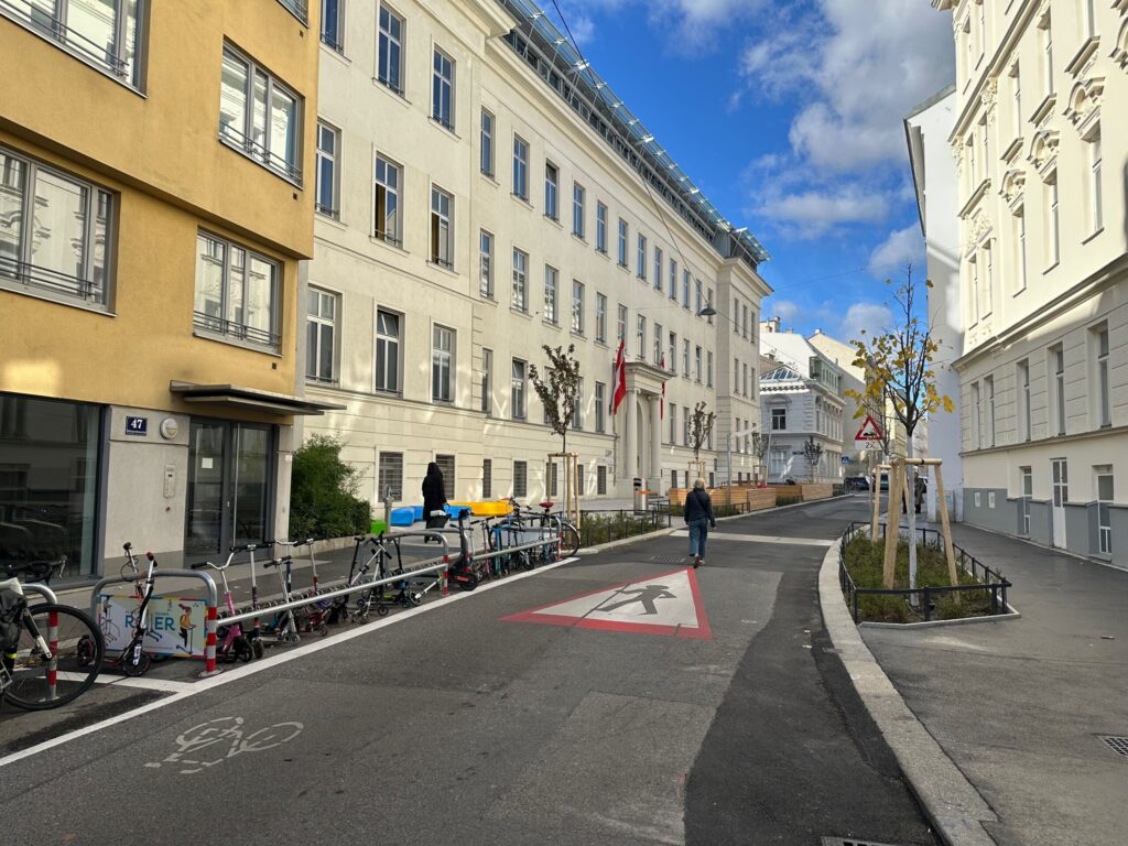 Der neue Schulvorplatz vor der AHS Schopenhauerstraße