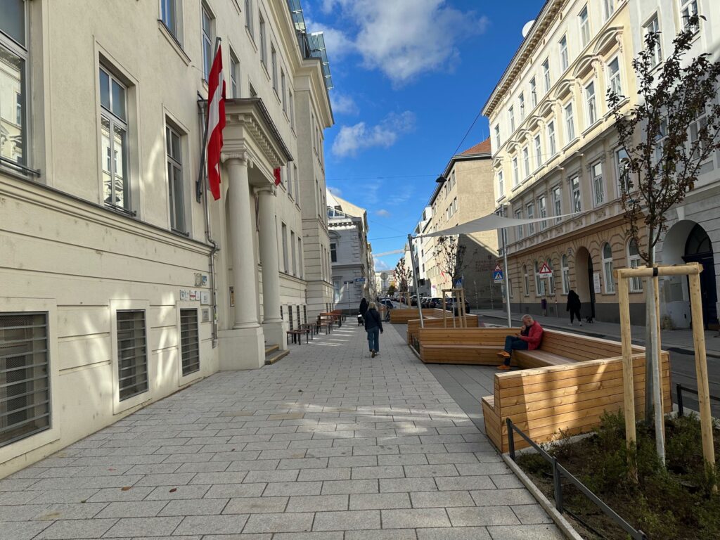 Der neue Schulvorplatz vor der AHS Schopenhauerstraße