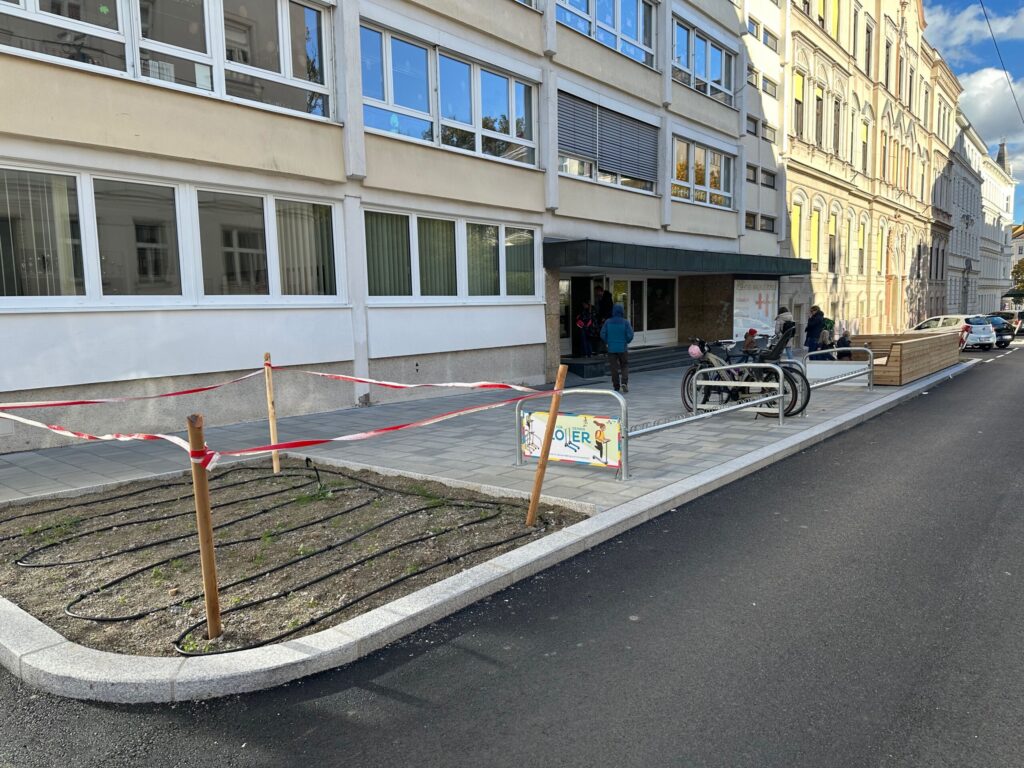 Der neue Schulvorplatz der Albertus Magnus Schule in der Michaelerstraße